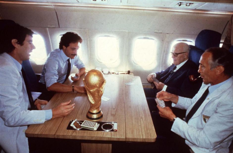 epa02503812 (FILE) A July 1982 file photo shows former Italian head coach of Italian soccer team, Enzo Bearzot (R), while he palyes cards on the airplane with Italian President Sandro Pertini (II from R) and Italian goalkeeper Dino Zoff (L) after the victory of the 1982 Soccer World Championships. Bearzot, who led the team to the 1982 World Cup title, died on Tuesday, 21 December 2010 aged 83, the Italian football federation (FIGC) said. News reports said that Bearzot was ill for several years and died in Milan. The former Inter Milan player Bearzot was in charge of the Squadra Azzurra for a record 104 matches 1975-1986. The World Cup title 1982 in Spain, 3-1 over West Germany in the final, was his biggest success.    "The memory of Enzo Bearzot can not be limited to the joy he gave us in 1982 ... Bearzot was able to convey great human and sporting values," said FIGC President Giancarlo Abete.  EPA/STR  ANSA