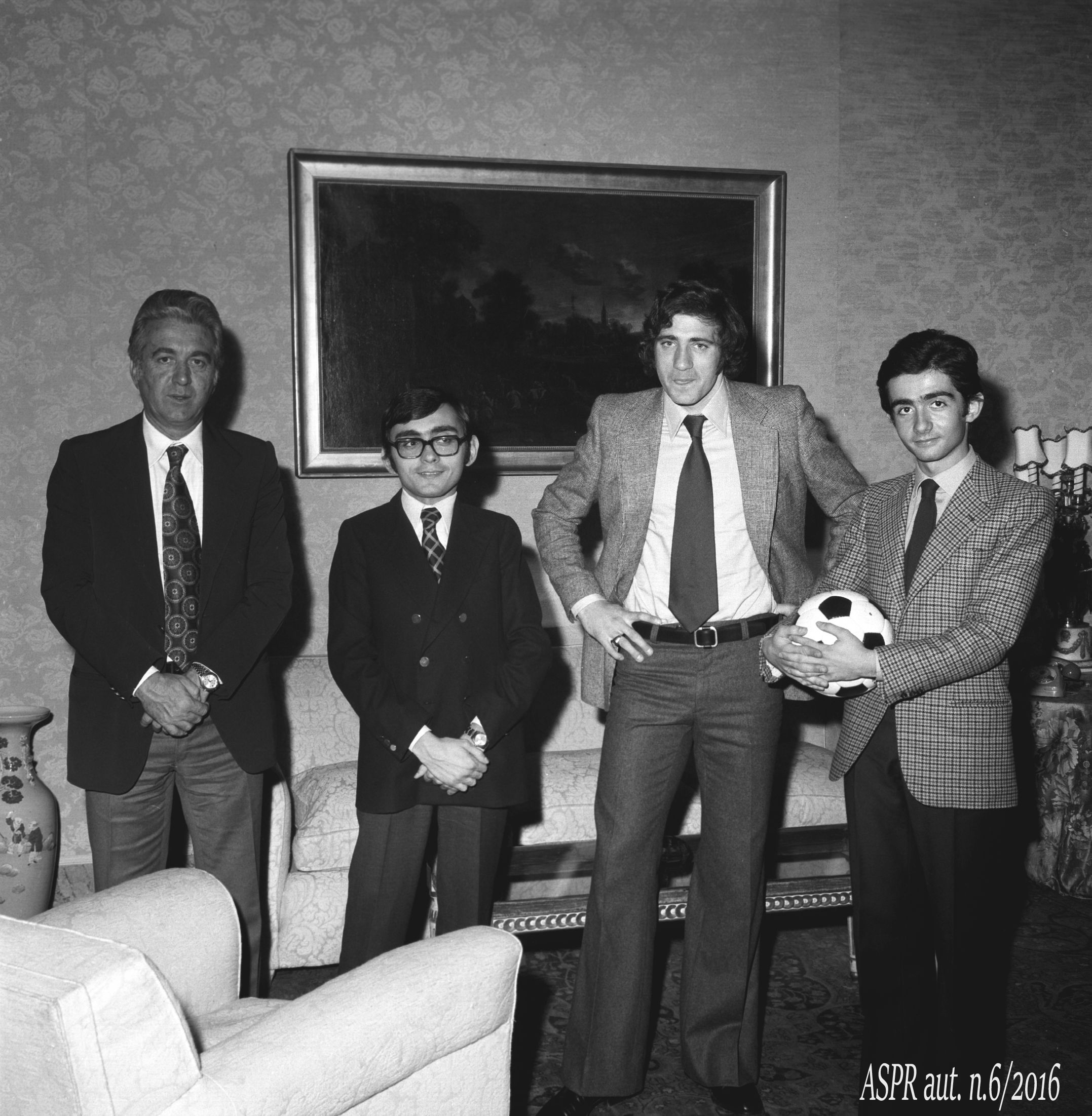 Quirinale 29 gennaio 1974 - Figli Pres. Leone con Maestrelli e Chinaglia (ASPR archivio fotografico settennato Leone foton.2)