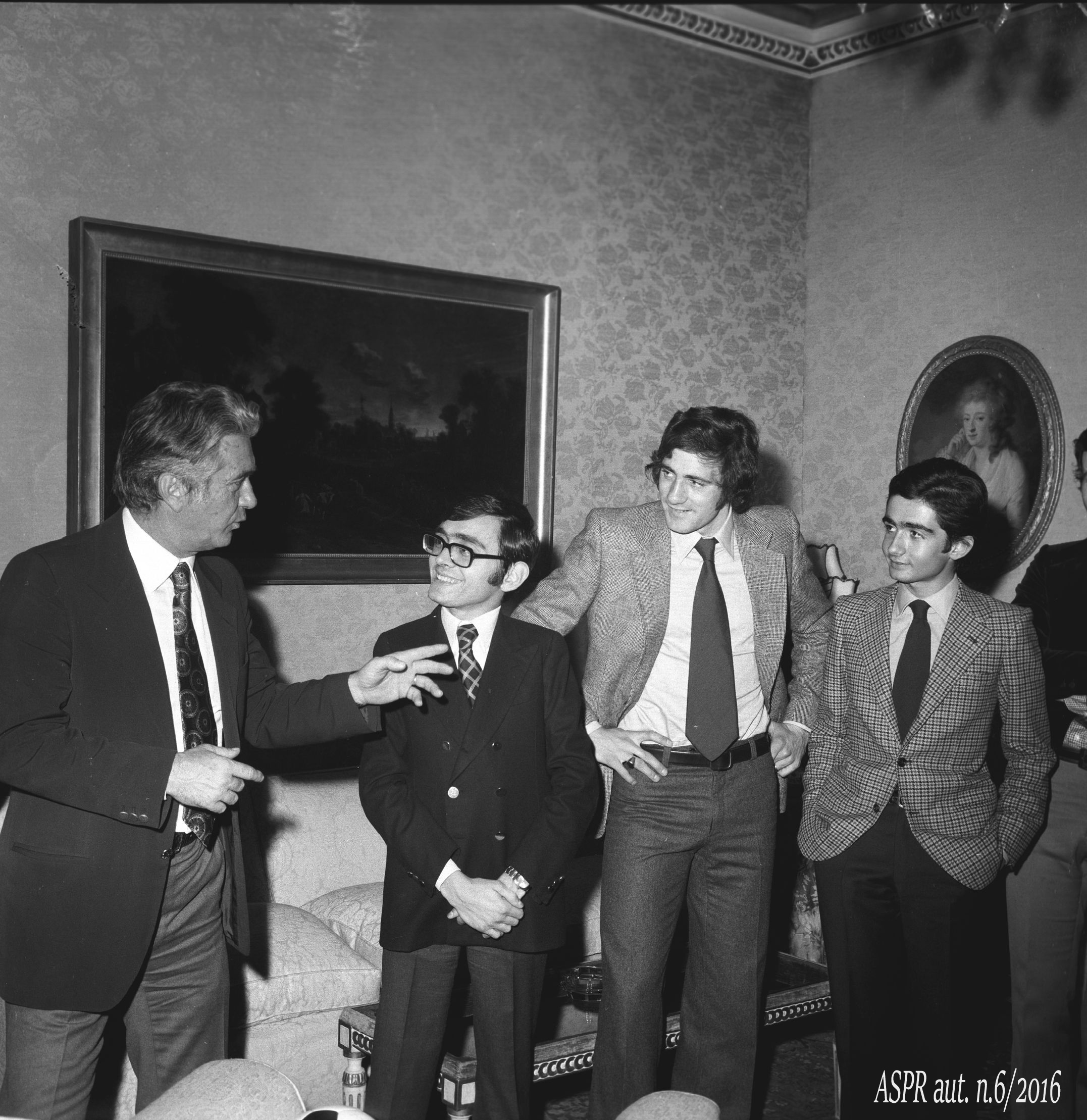 Quirinale 29 gennaio 1974 - Figli Pres. Leone con Maestrelli e Chinaglia(ASPR archivio fotografico settennato Leone foton.1)